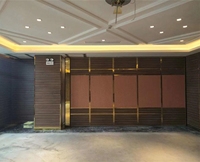 Système de porte insonorisante, panneau de séparation mural mobile, coulissant et pliable avec porte de passage