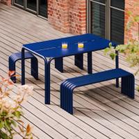 Tables et bancs en fer tubulaire courbé de style nordique minimaliste pour l'extérieur, adapté aux greniers, terrasses, salles à manger et espaces publics.