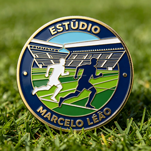 Pièce de monnaie commémorative de luxe en alliage de zinc émaillé plaqué or, sur le thème du stade de football Estudio Marcelo Leo, pour collectionneurs et fans de football - Product Image 1