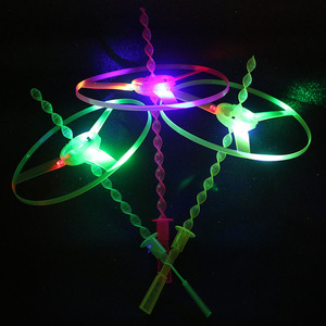 Flying Lights ToysTwist Disc Flyer Saucers con anillos de lanzador Led Flash Bamboo Dragonfly Flying Led Toy Gift para niños - Product Image 2