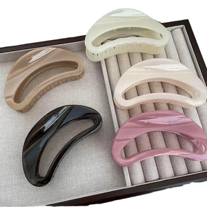 Nouvelle grande pince à cheveux creuse en forme de requin pour femmes, pince à griffes en plastique incurvée aux couleurs unies, accessoires capillaires légers et durables - Product Image 1