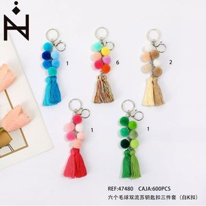 Llavero con Seis Pompones y Borla Doble, Juego de Tres Piezas, Hebilla Blanca K, LLAVERO - Product Image 3