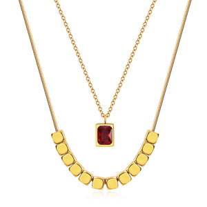 Ensemble de colliers ras-du-cou tendance avec chaîne dorée, pendentif carré géométrique et sertissage clos de diamants rouges, verts, noirs et blancs, pour usage quotidien et de soirée - Product Image 2