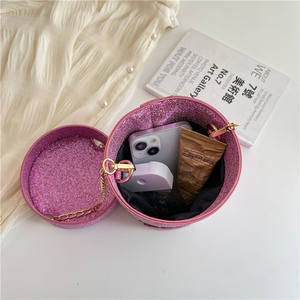 Bolso de Mano con Diseño Geométrico Moderno y Único. Hecho de material PU de alta calidad. Con decoración de cadena.5886 - Product Image 2