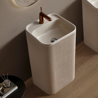 Salle de bain style Wabi Sabi Forme carrée Pierre artificielle beige Surface solide Colonne du sol au plafond Lavabo sur pied Lavabo