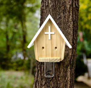 Vente en gros de pièges à abeilles de charpentier écologiques personnalisés Piège à abeilles en bois de style église en bois naturel pour l'extérieur Technique polie - Product Image 3