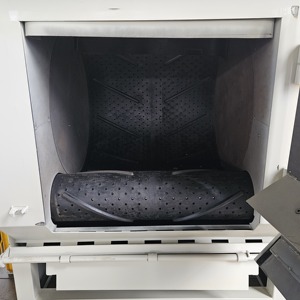 Máquina de granallado de banda transportadora CE Q3210 de 600 <span class=keywords><strong>kg</strong></span> Sa2.5 PLC para piezas de acero tratadas térmicamente, templadas, endurecadas y con óxido de escala - Product Image 2