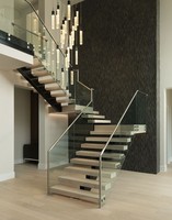 Moderne High-End-Treppe aus Walnussholz mit strap azier fähigem rahmenlosem Glas geländer für den Wohnungs gebrauch