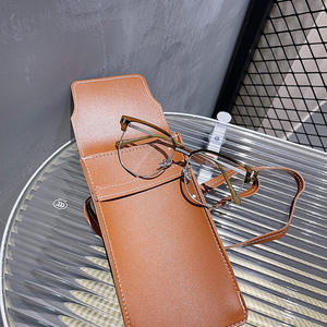 Nouvel étui à lunettes multifonctionnel et élégant, sac à lunettes chic en cuir marron, sac à dos à lunettes fait main à porter en bandoulière. - Product Image 4