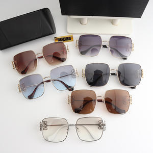 Lk8061 Nuevas Gafas de Sol de Moda para Mujer, Montura Metálica Moderna, Protección UV400, Lentes Negras para Hombre y Mujer, PC OEM Gris - Product Image 1