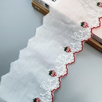 Vente en gros de dentelle en coton blanc de 10 cm avec bordure rouge, dentelle à volants, broderie de fraises pour la décoration de vêtements pour bébés et jupes