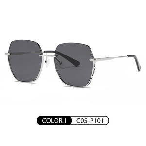 Lunettes de <span class=keywords><strong>soleil</strong></span> de luxe à la mode pour femmes Demi-monture Métal Or ou Blanc Couleur Lunettes élégantes - Product Image 3