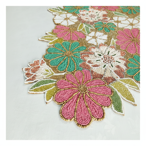 Chemin de table perlé fait main fleurs roses - Product Image 1