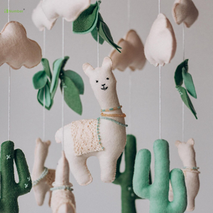 Se vende preciosa cuna de peluche de fieltro hecha a mano, color personalizado, móvil con anillo de madera - Product Image 4