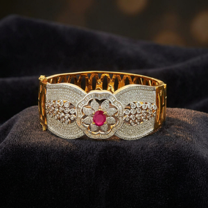 Brazalete Ancho de Aleación con Rubíes y Baño de Dos Tonos con Patrón Intrincado de Kanhai Jewels - Joyería para Compromiso y Boda - Product Image 3