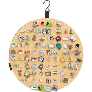 Organizador de Pared Redondo con Ganchos para Broches y Alfileres, Sistema de Fieltro Personalizable - Product Image 1