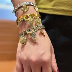 Bracelet à maillons en acier inoxydable plaqué or 18 carats avec breloques tête de taureau italienne, chapeau de cowboy et botte, pour femme - Product Image 2