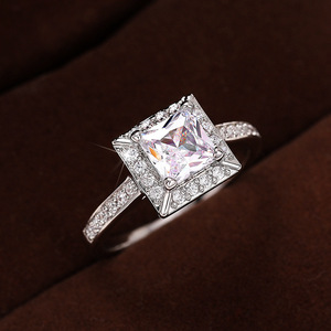 Anillo de Compromiso Q859 con Diamante Corte Princesa Plateado, Estilo Clásico para Mujer, con Diamantes Cultivados en Laboratorio en las Laterales - Product Image 2