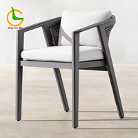 Ensemble de salle à manger moderne en aluminium pour l'extérieur, finition imitation bois, table et chaises pour projets de restaurants et d'hôtels