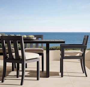 Ensemble de salle à manger d'extérieur moderne en aluminium noir avec coussins imperméables, table et chaises de patio contemporaines, durables et résistantes aux intempéries - Product Image 1