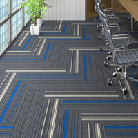 Dalles de moquette géométriques modernes Kerry Carpets, carrées, résistantes aux taches, pour bureaux commerciaux, salons et bureaux.