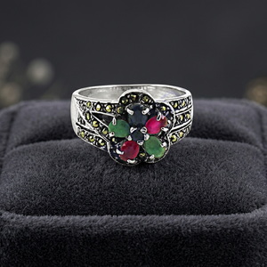 Anillo de Boda Ajustable de Plata de Ley 925 con Esmeralda y Rubí en Bisel de Metal Color Plomo, Diseño Moderno para Fiesta - Product Image 3