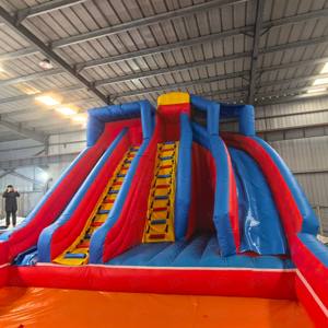 Château gonflable à deux pistes personnalisable avec zone de rebond, en PVC, installation facile pour une utilisation commerciale en extérieur - Product Image 1