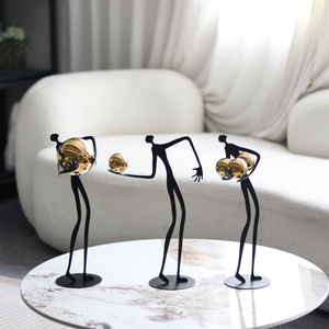 Sculptures en métal d'<span class=keywords><strong>art</strong></span> moderne les plus populaires pour la décoration de bureau, sculpture de figurine tenant la balle pour la décoration de la maison - Product Image 2