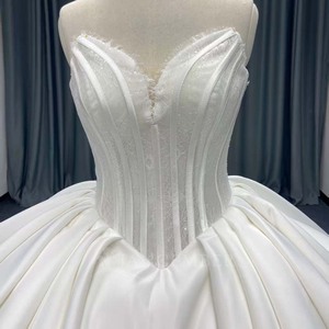 ANY265 Vestido de Novia Moderno Minimalista de Satén Color Marfil con Encaje, Sin Mangas, Estilo Imperio, Apliques Florales de Cristal, Bordado, Falda Larga - Product Image 6