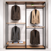 Comptoir de présentation pour boutique de vêtements pour hommes, design intérieur, cadre en métal noir, étagère en bois, rail de suspension, CE ETL