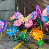 Lanternes chinoises traditionnelles grandeur nature, papillons et fleurs lumineuses pour la décoration d'événements de parcs d'attractions