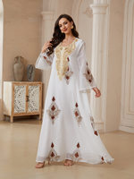 Robe longue musulmane de luxe 2026 Dubaï en polyester blanc or avec broderie marron, col en V, manches évasées, tenue modeste élégante pour adultes
