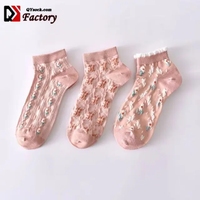 Vente en gros de nouvelles chaussettes roses pour femmes avec broderie de fleurs miniatures en trois dimensions chaussettes mignonnes pour filles chaussettes bon marché