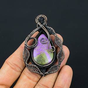 จี้อัญมณีสีม่วงธรรมชาติแบบคลาสสิกทำด้วยมือลวดทองแดงที่ห่อด้วยการตั้งค่าแบบหนามเตย - Product Image 3