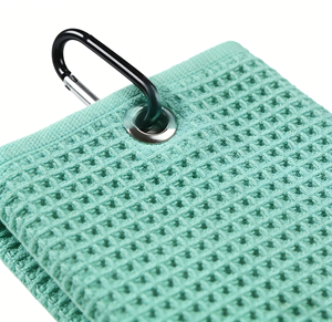 Serviette de golf personnalisée en microfibre gaufrée avec logo et mousqueton – Cadeau idéal pour homme - Product Image 2