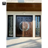 Porte d'entrée double en bois de noyer massif, style minimaliste moderne, avec grain vertical et poignée longue, pour entrée de villa de luxe