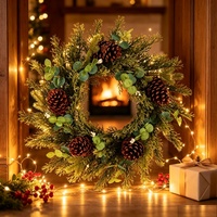 Guirlande de Noël artificielle avec des cônes de pin, des feuilles d'eucalyptus, guirlande à suspendre à la porte d'entrée pour la décoration murale de la maison pendant les fêtes