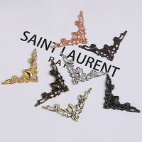 Accessoires de décoration métalliques de luxe européens, motif triangle ajouré, multicolores, pour coins de boîtes cadeaux, applique en dentelle à angle droit