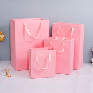 Sacs cadeaux en papier de luxe avec logo personnalisé, impression dorée à chaud - Product Image 5