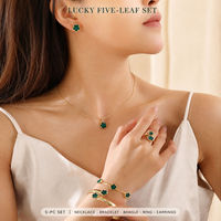 Ensemble de bijoux 5 pièces motif trèfle porte-bonheur plaqué or, comprenant bracelet, collier, bague et boucles d'oreilles pour femme, vente en gros