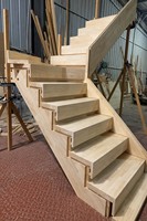 Escalier intérieur en bois droit avec balustrade en verre, marches en bois, design moderne pour l'intérieur de la maison