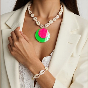 Pulsera de concha de moda única para mujer, collar de acrílico fluorescente, accesorio elegante para <span class=keywords><strong>vacaciones</strong></span> <span class=keywords><strong>en</strong></span> la playa, boda o fiesta - Product Image 1