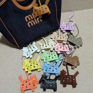 Porte-clés personnalisé Cheval de guerre en cuir PU, pendentif de sac Poney, porte-clés de voiture, porte-clés Cheval de guerre style punk à rivets - Product Image 1