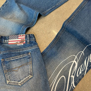 Pantalones Vaqueros Anchos Personalizados al por Mayor para Hombre con Estampado de Líneas Cursivas Blancas, Vaqueros Vintage Lavados, Corte Acampanado para Y2K - Product Image 2