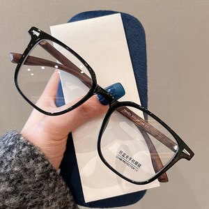 แว่นตาผู้หญิงทรงสี่เหลี่ยม TR90 ยี่ห้อ Ykongstoptonu กรอบแว่นกันแสงสีฟ้า ขาแว่นลายไม้ เลนส์อะคริลิคแบบเต็มกรอบ รุ่น Q5-RM03 - Product Image 5