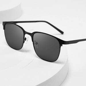 Gafas de sol unisex con montura metálica, protección UV400, lentes cuadradas de PC para sol, pesca, viajes, conducción y atuendos de moda. - Product Image 2