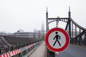 Panneaux de <span class=keywords><strong>signalisation</strong></span> réfléchissants en métal personnalisés pour la sécurité routière <span class=keywords><strong>Signalisation</strong></span> de haute qualité conforme MUTCD pour avertissement de sécurité - Product Image 2