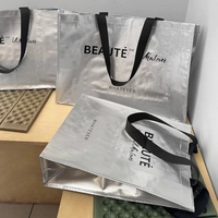 Sac en PP tissé laminé argenté autoportant, grande capacité, réutilisable, à soufflets latéraux, avec logo personnalisé, étanche, pour la vente au détail de vêtements, faible MOQ