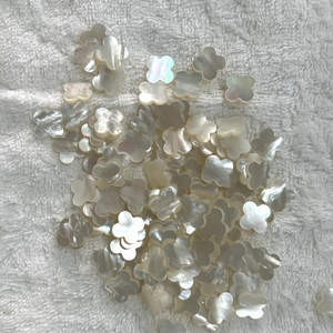 Pierre en nacre blanche en forme de trèfle à quatre feuilles de 14x14x2 mm pour la fabrication de bijoux DIY - Product Image 6