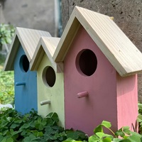 Nichoir en bois tricolore pour extérieur, ensemble de 3 pièces avec poteau d'entrée et système de fermeture sans accroche pour cour et grands espaces
